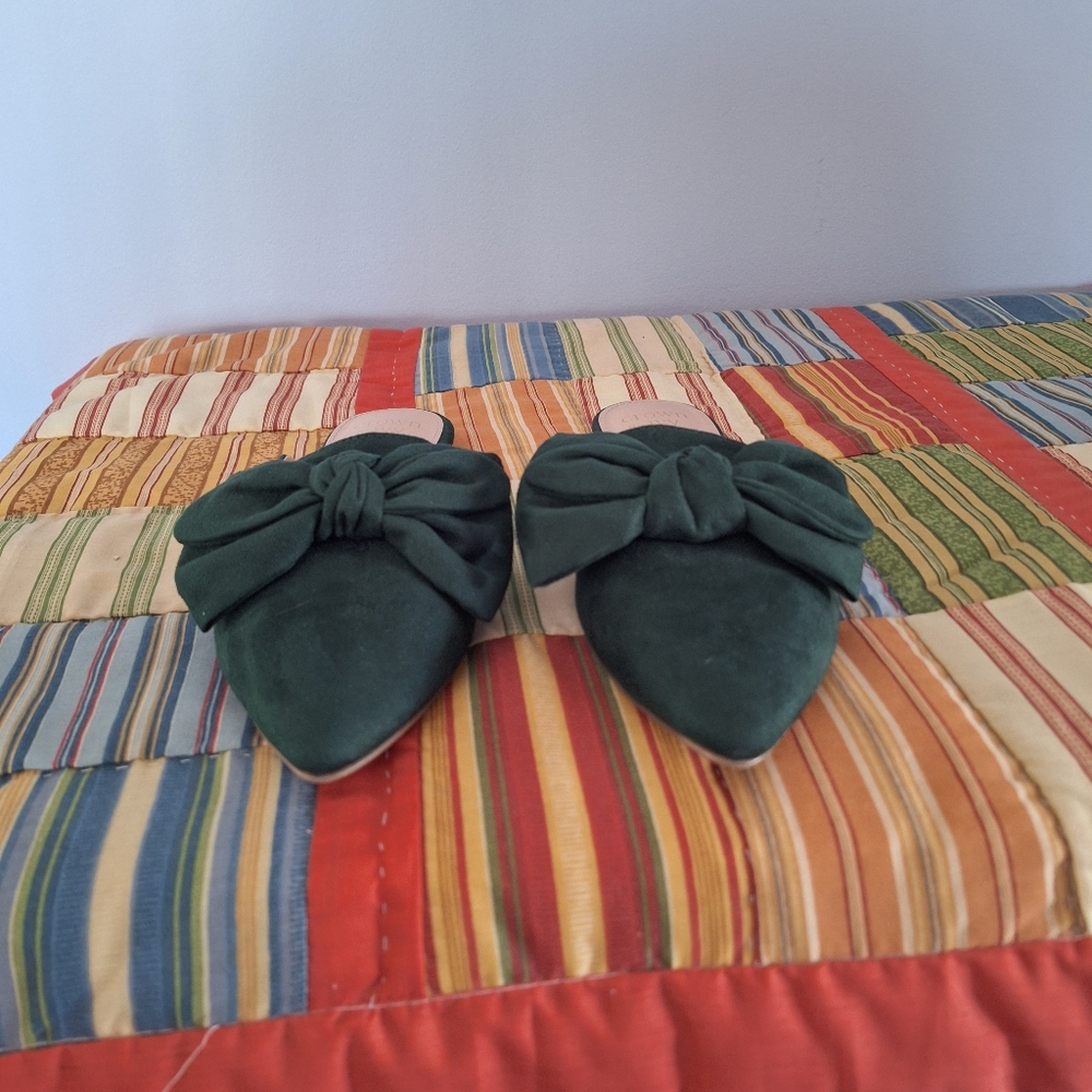 Crown & Ivy NWT Women's Green Suede Bow Mules Size 7.5